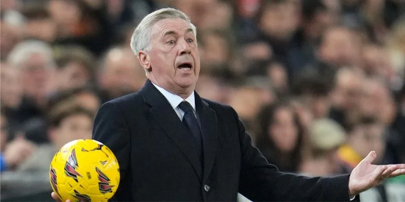 HLV Ancelotti hé lộ tương lai của mình sau trận thua tại C1